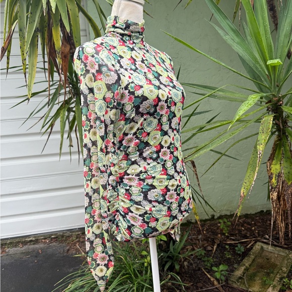 Green Abstract Ruched Long Sleeve - Picture 12 of 17